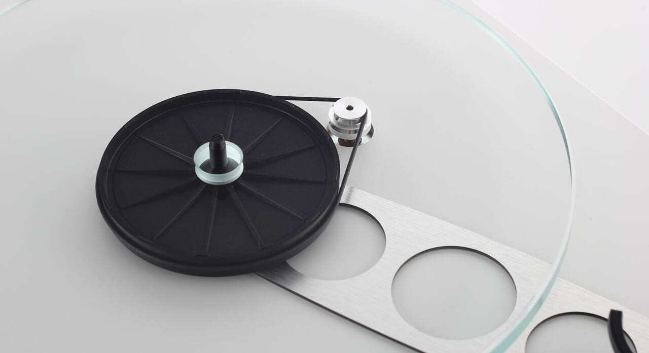 WEB_Image_Rega_Planar_3_platespiller__Exact__hvit__planar_3_white_brace_and_hub_detail-554972655_plid_158986.jpg